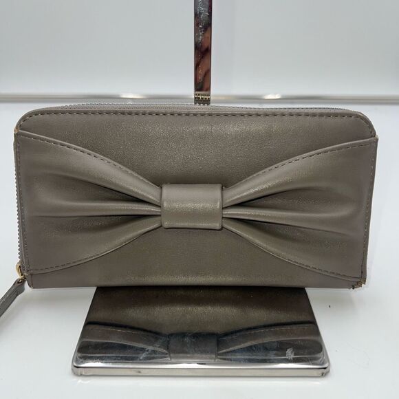 Betsey Johnson Faux Leather Bow Front Long Wallet - Picture 1 of 12